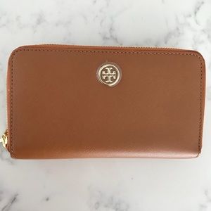 Tory Burch Robinson Double Zip Wallet in Luggage